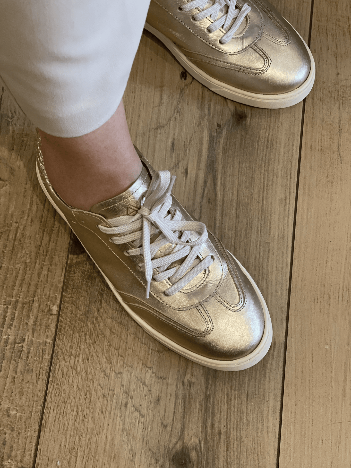 Sneaker Ava Emunah Dourado